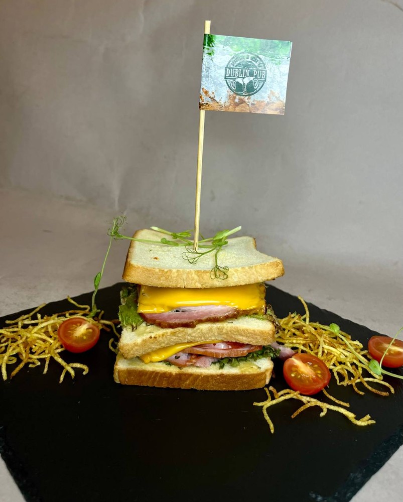 Club Sandwich з шинкою та копченим сиром