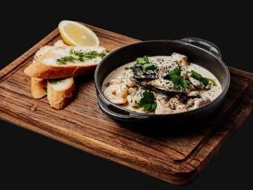 Морепродукти в вершковому соусі з грінками