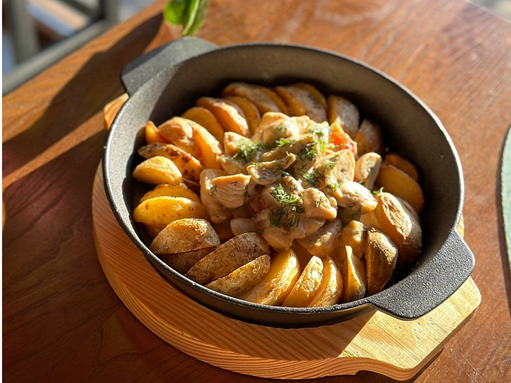 Пательня по-селянськи з куркою та грибами