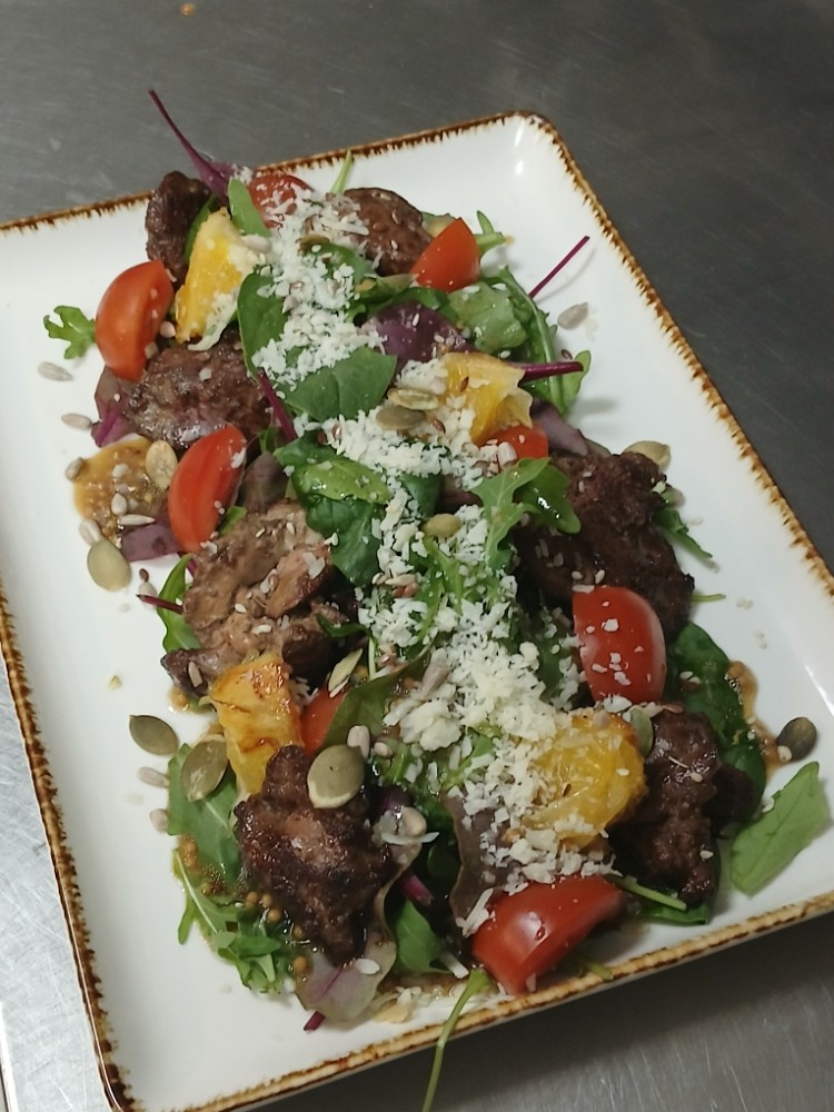 Салат з карамелізованою печінкою і апельсином