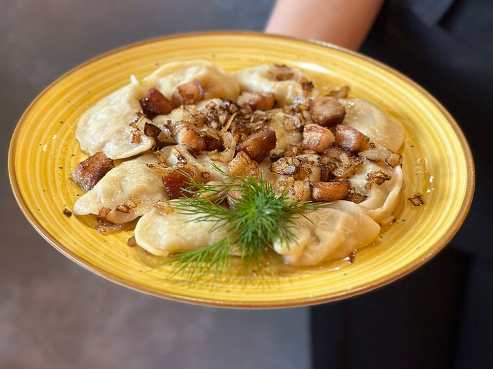Вареники з капустою та шкварками