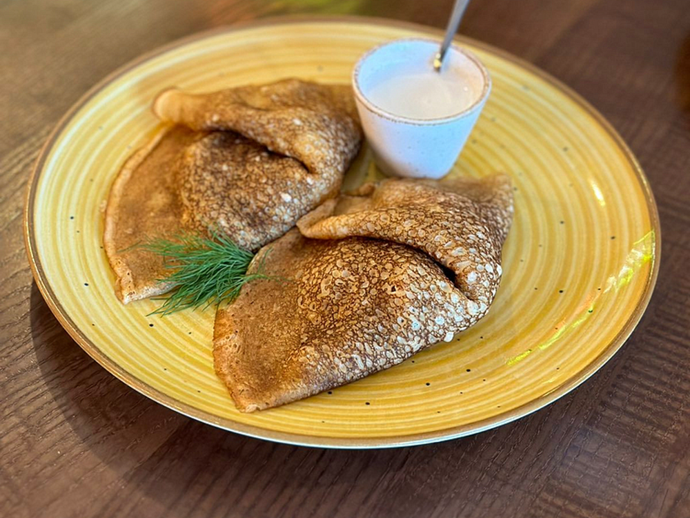 Млинці з куркою, сиром і грибами