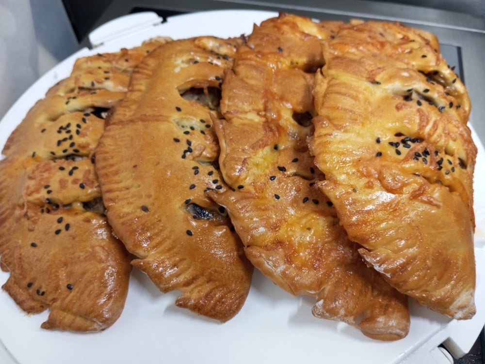 Булочка мʼясна з моцарелою та грибами 
