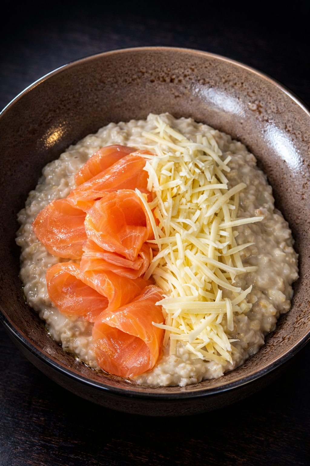 Вівсянка з лососем, пармезаном і трюфельною олією