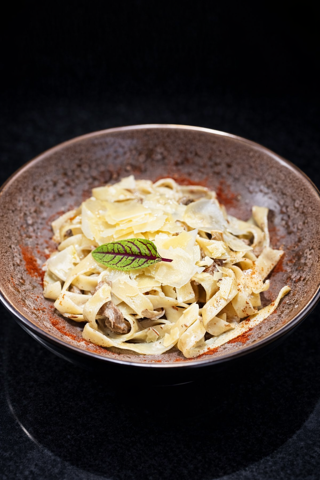 Паста з телятиною су-від та грибами під соусом Чеддер