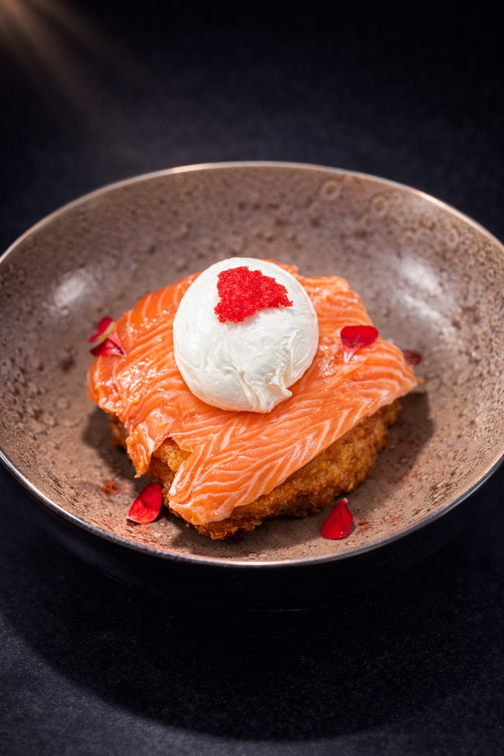 Деруни з лососем, крем-сиром та яйцем "пашот"