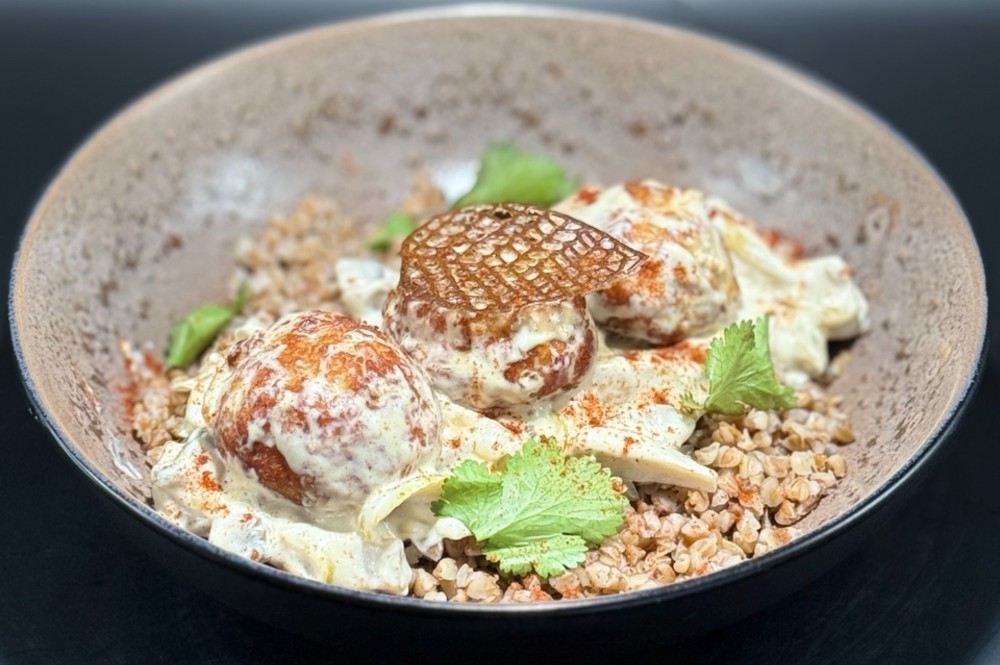 Гречка з мітболами та вершково-грибним соусом  (персонал)