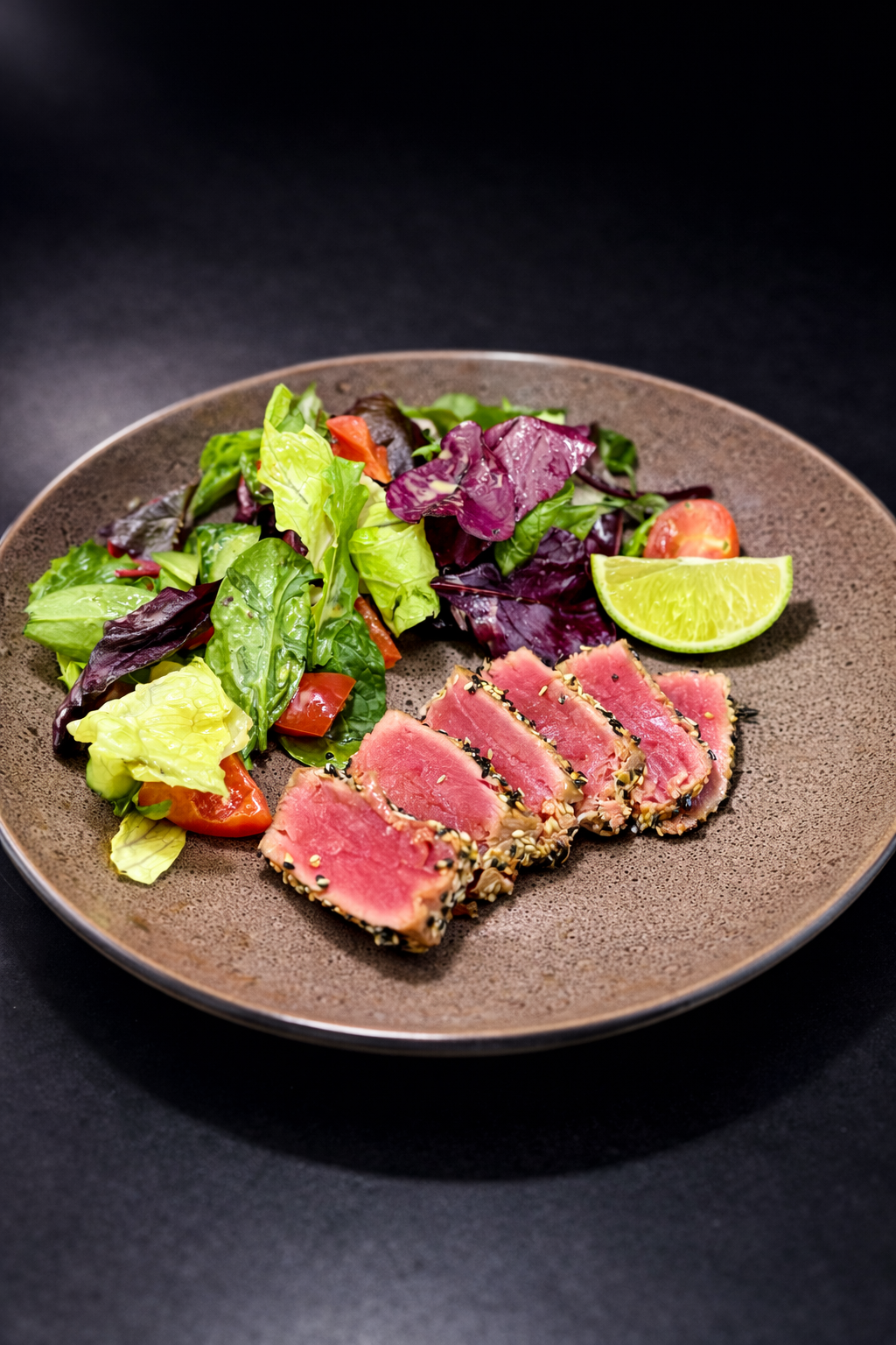 Салат з авокадо та тунцем у кунжуті