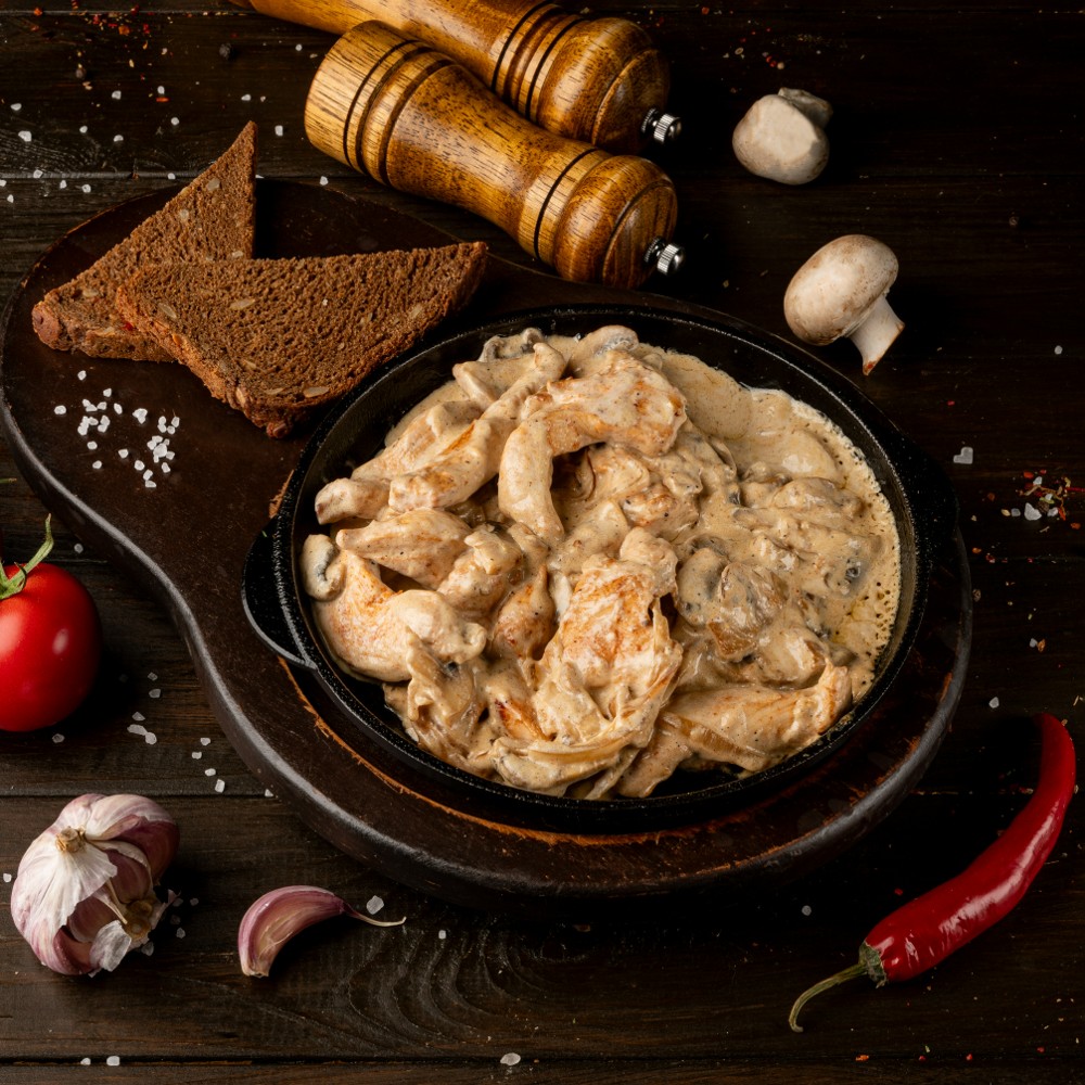 Куряче філе у вершковому соусі з грибочками
