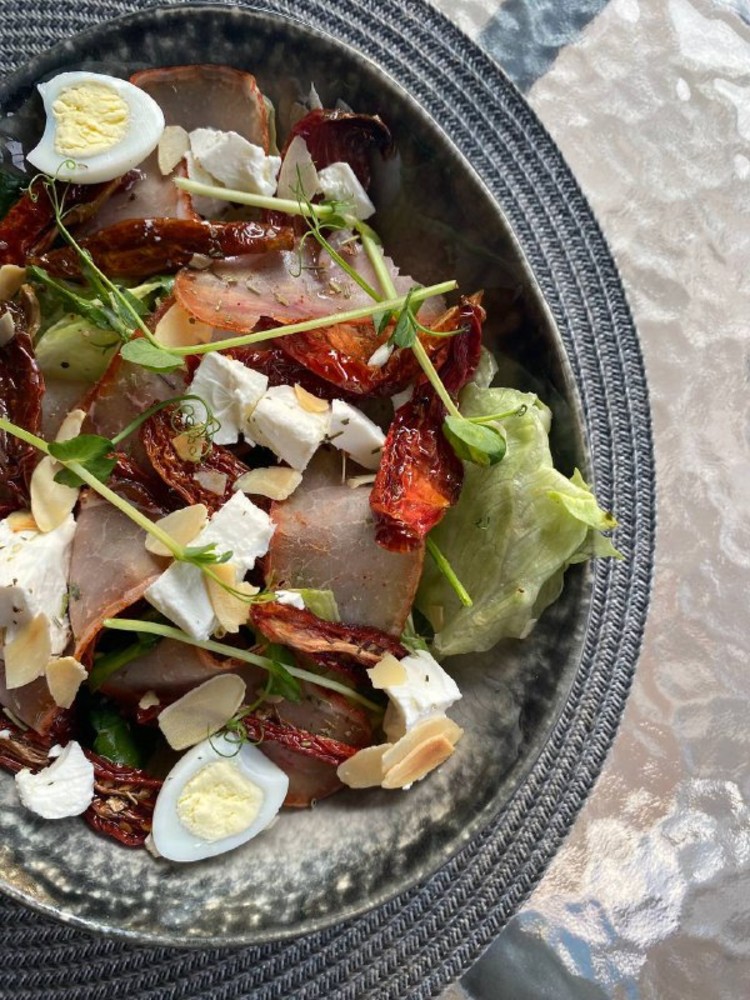 Салат з бастурмою та в’яленими томатами 🍅🥗