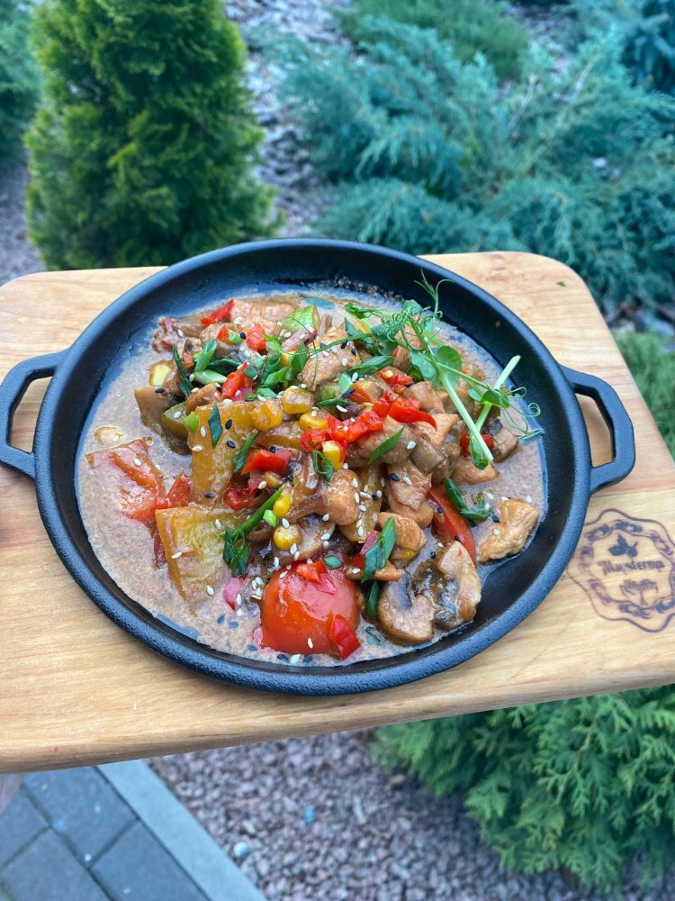 Сковорідка з куркою та овочами