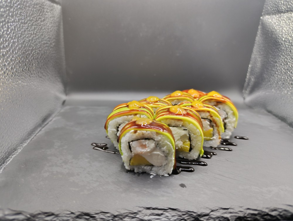 Rol met tempura shrimp and mango