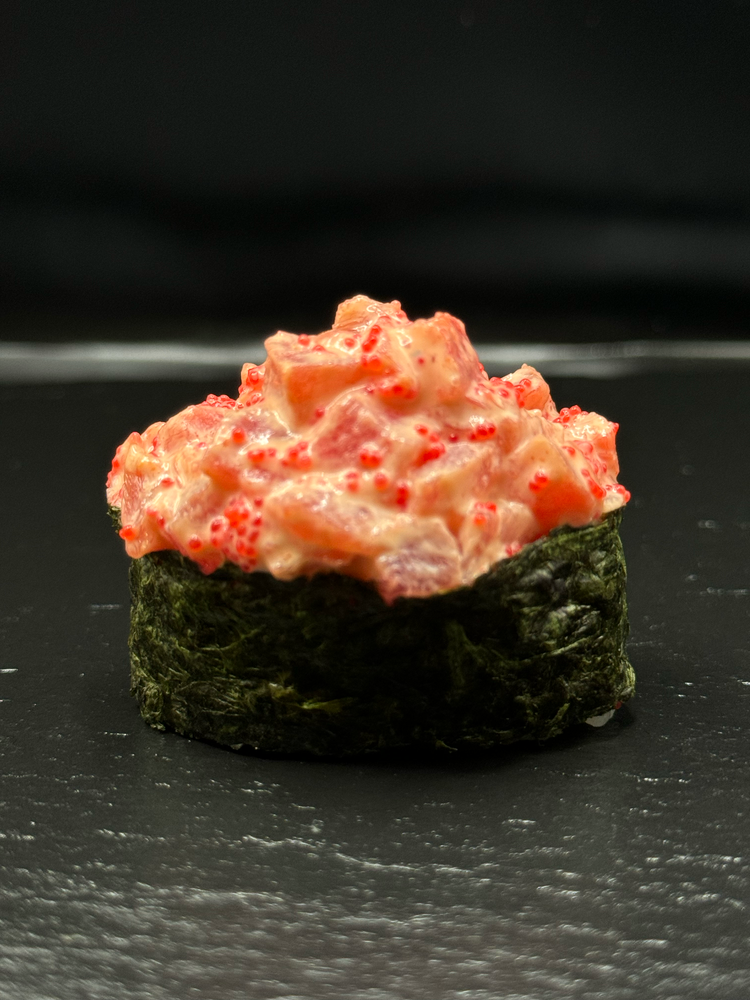 Гункан з лососем