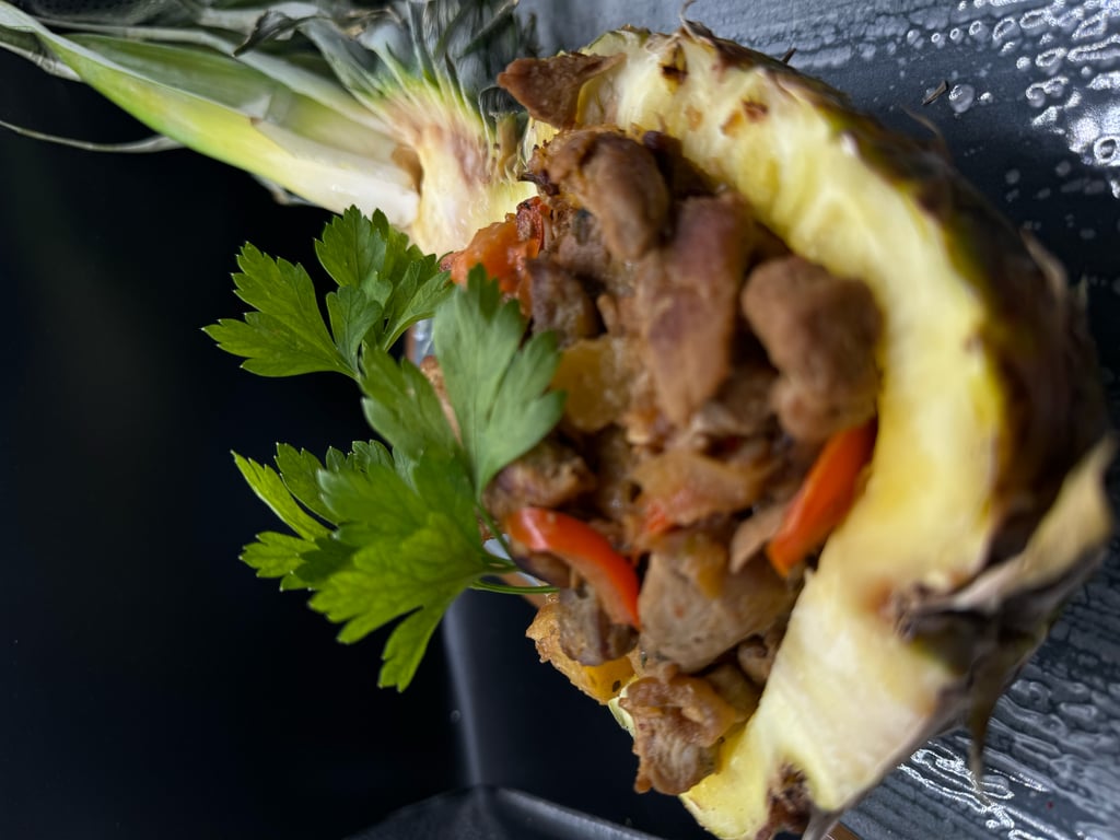 Мʼясо у ананасі