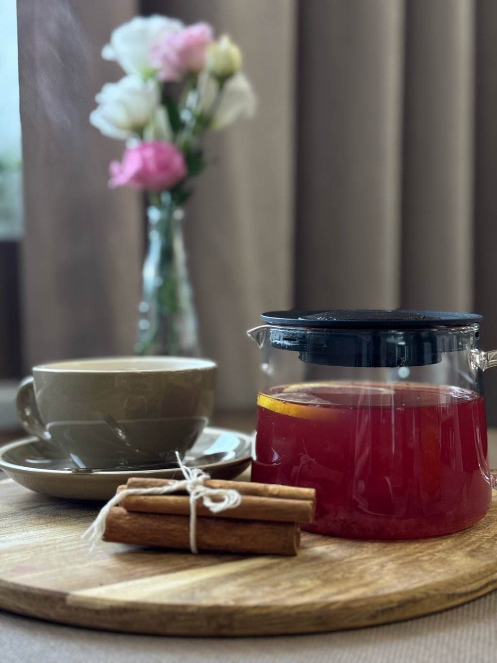 Чай з малиною, імбирем та корицею