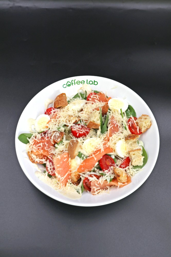 Салат цезар з лососем glovo