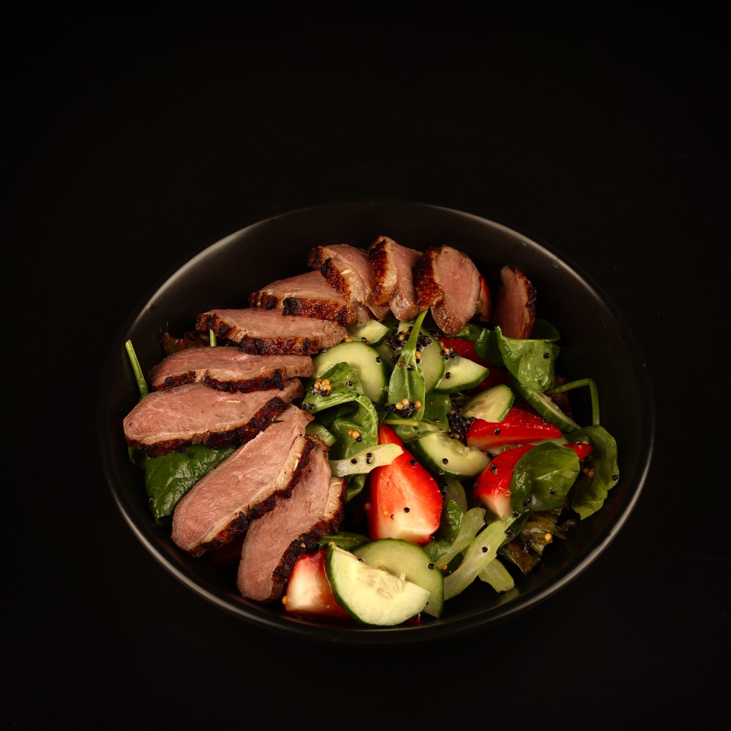 Салат з качиною грудкою sous-vide,кіноа та свіжою полуницею