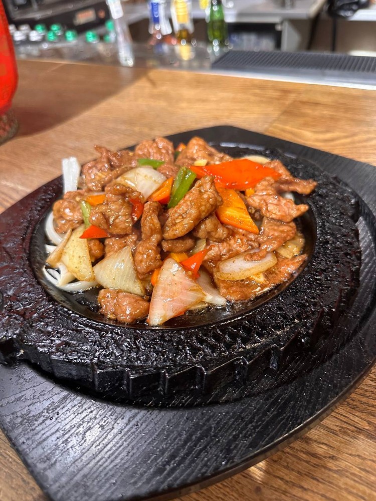 54. Яловичина на сковорідці / 铁板牛肉 / Hot plate beef