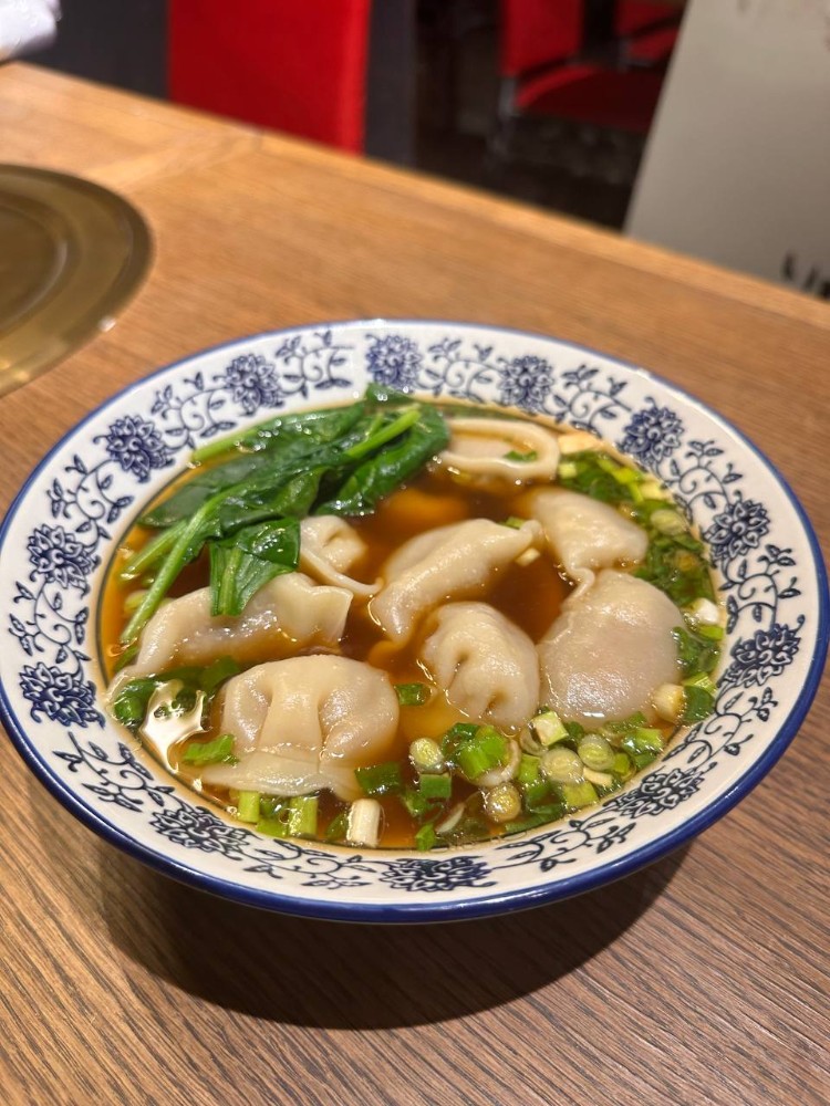 122. Суп з китайськими пельменями з яловичини / 牛肉风味汤饺 / Soup with beef dumplngs and spinach