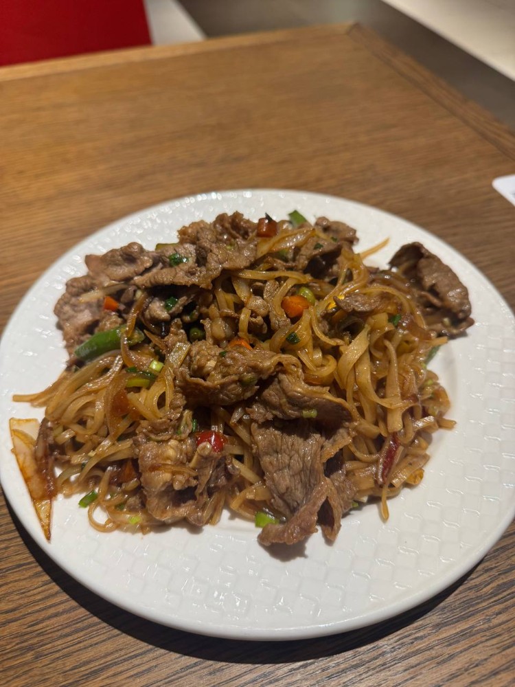 133. Рисова локшина з яловичиною / 肥牛炒米粉 / Rice noodles with beef