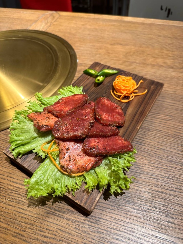 131. Язик яловичини витриманий в чорному перці / 烤牛舌（黑椒) / Beef Tongue Black Pepper