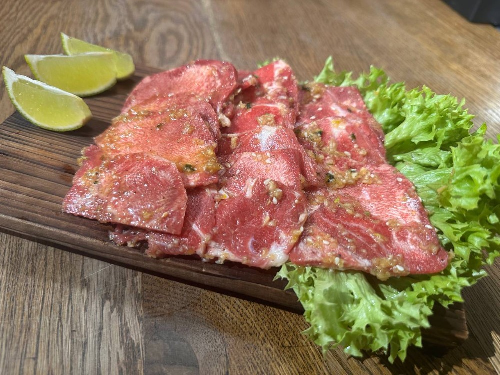 130. Язик яловичини в часниковому маринаді / 烤牛舌（蒜香）/ Beef Tongue Garlic Flavor