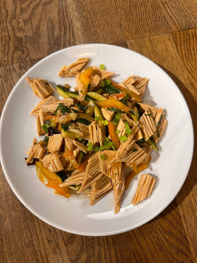 48. Салат "Фучжу" / 凉拌腐竹 / Salad with fuju, onion and sweet pepper