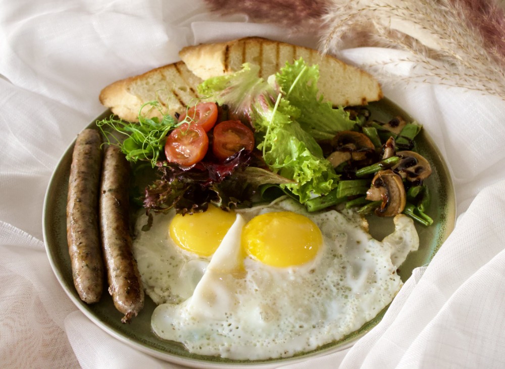 Яєчня з ковбасками гриль та овочами