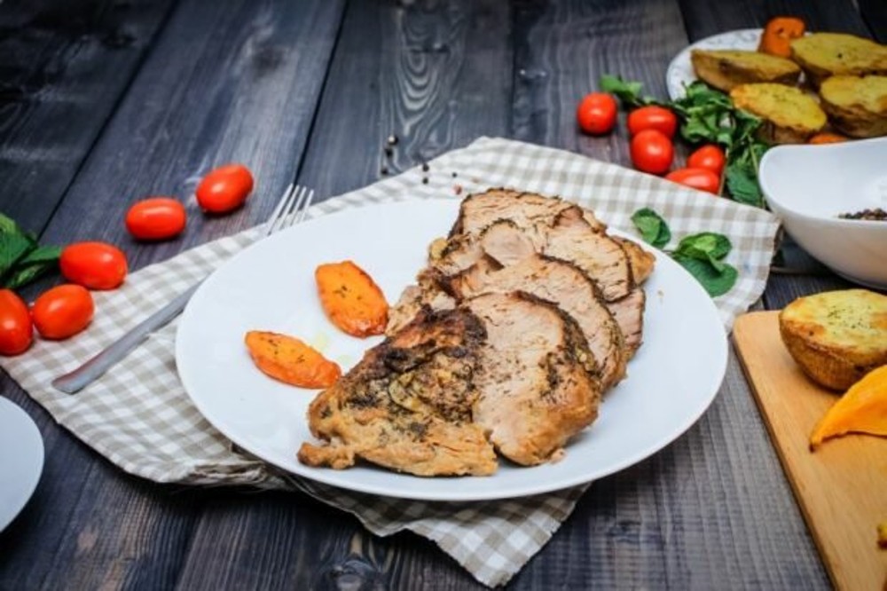  Запечений мясний рулет банкет