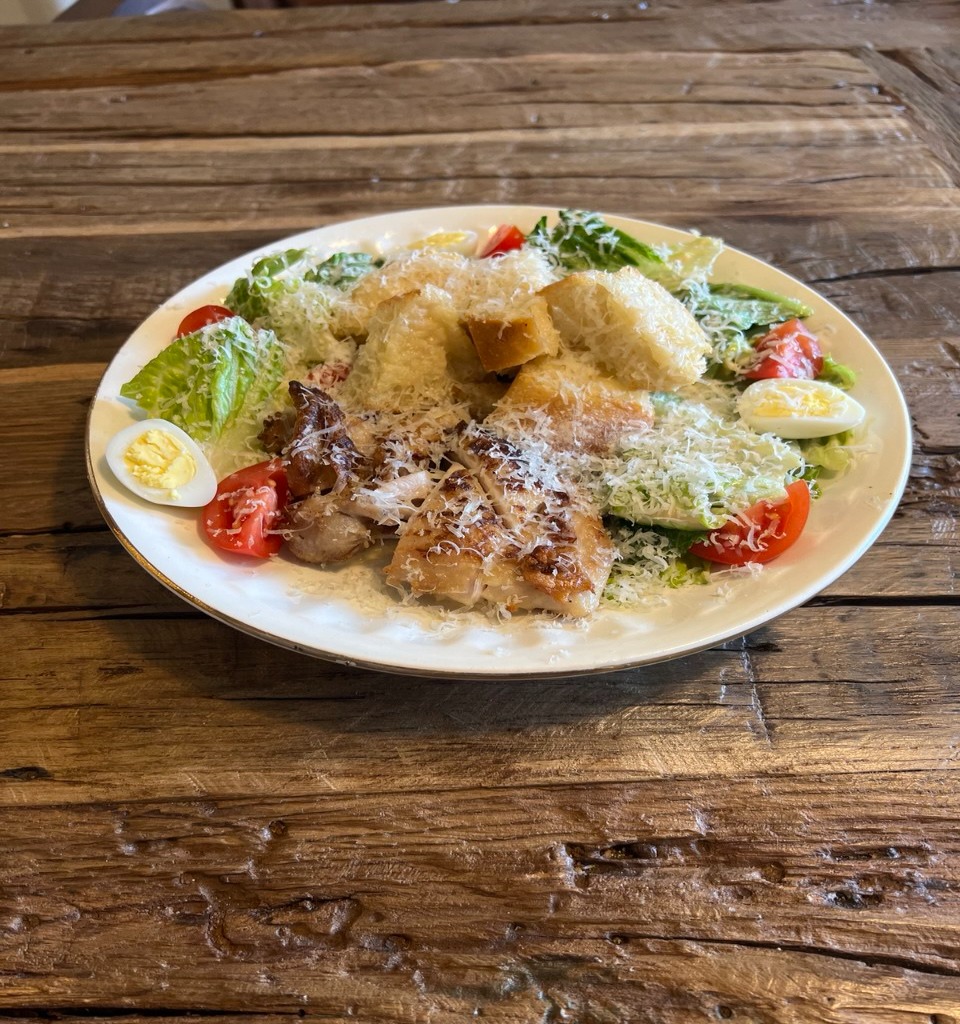 Салат з куркою та соусом цезар