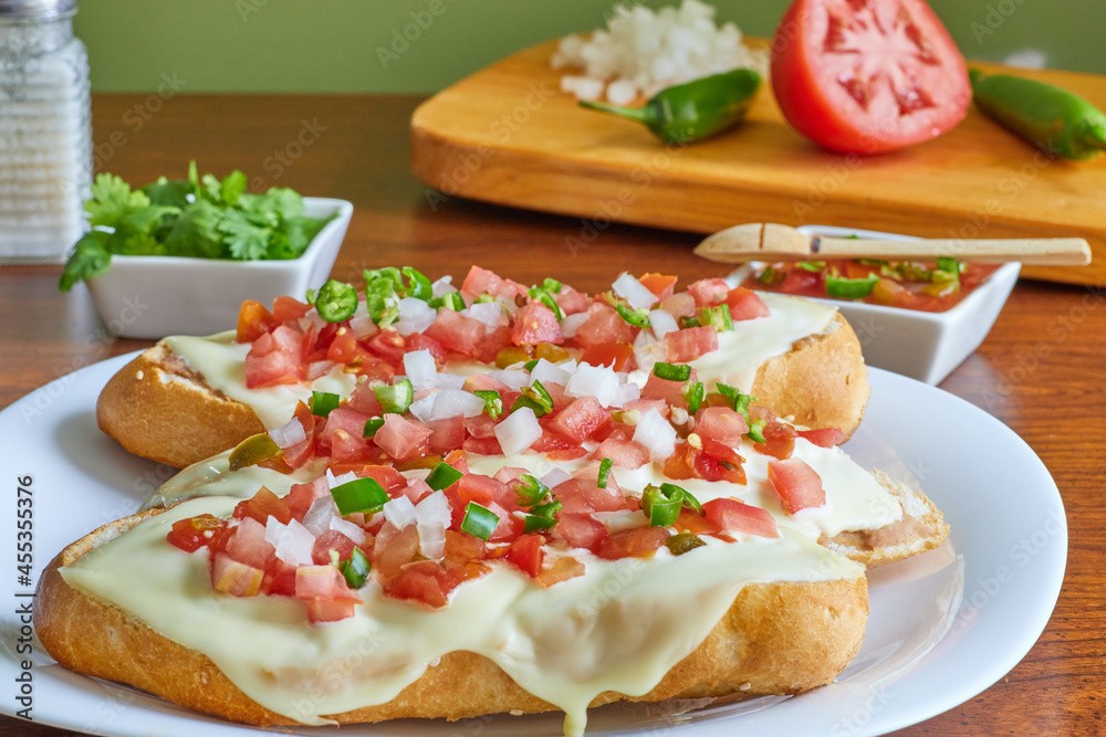 Molletes Manchego
