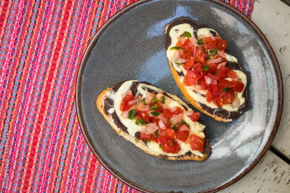Molletes con Oaxaca