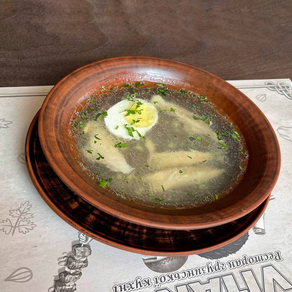 Бульйон з домашньої курки з яєчком