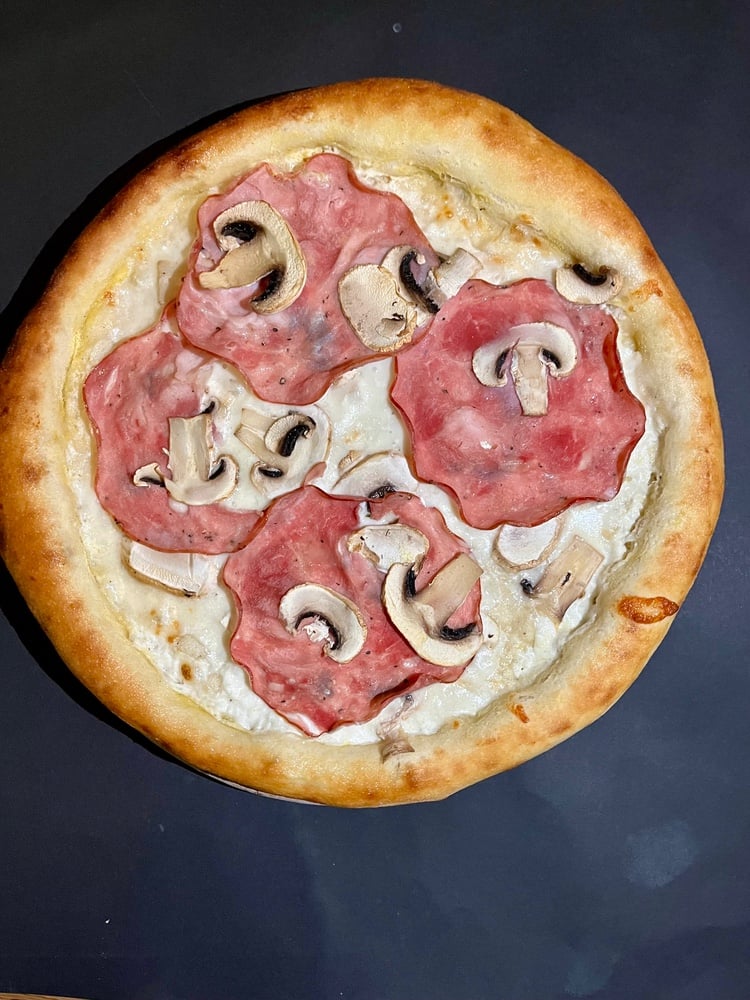 Піца шинка та гриби 