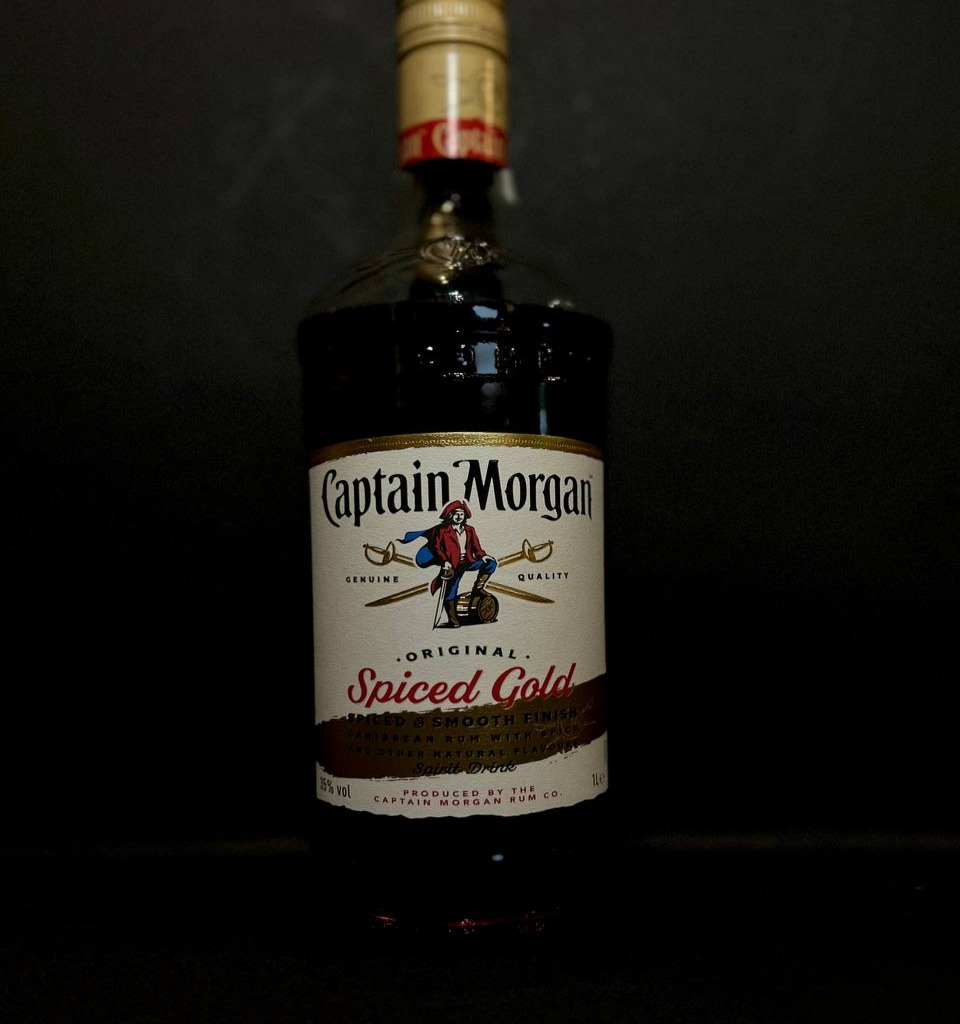 Алкогольний напій на основі Карибського рому Captain Morgan “Spiced Gold” 1 л