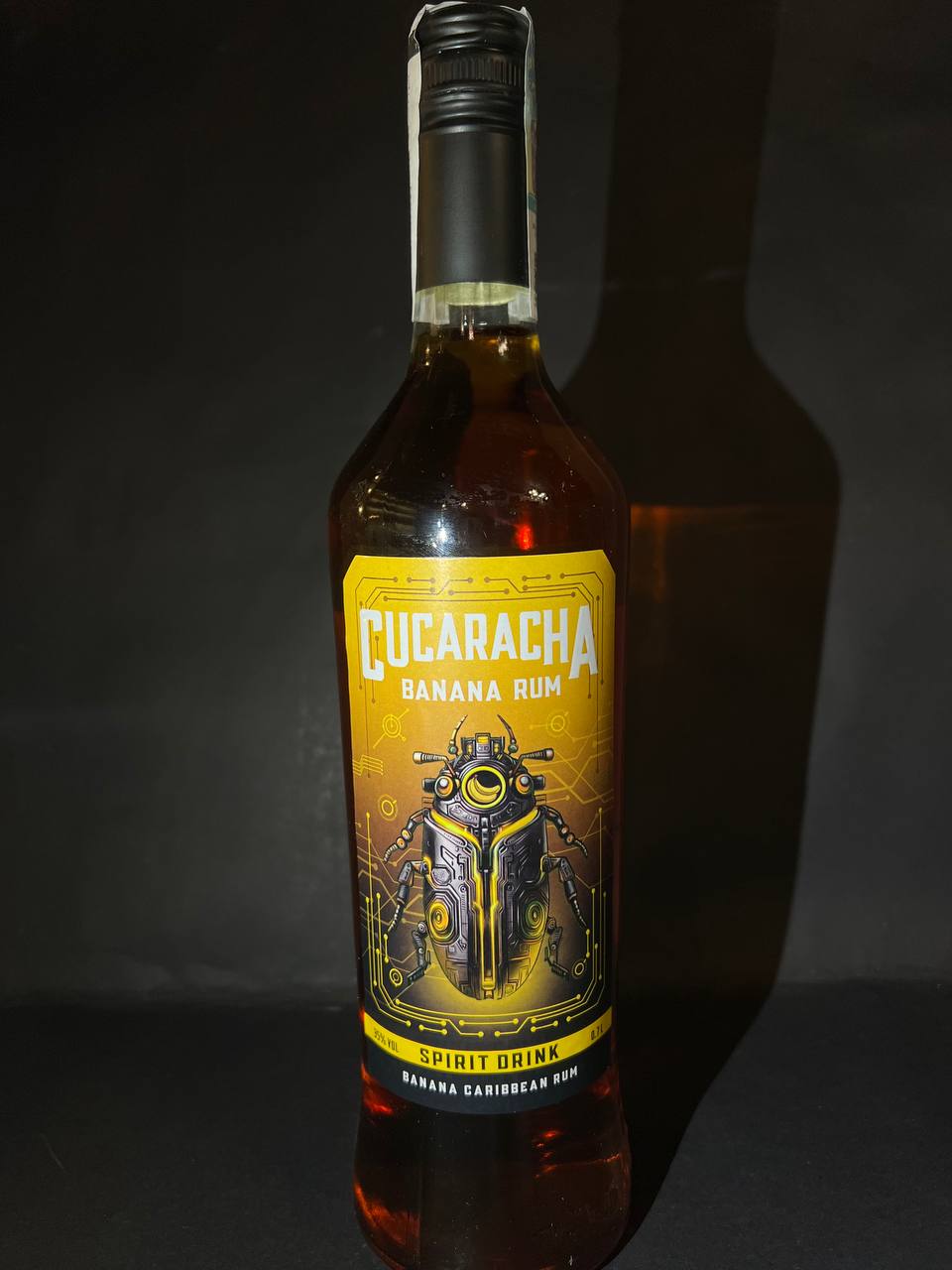 Алкогольний напій на основі рому Cucaracha Banana 35% 0.7л