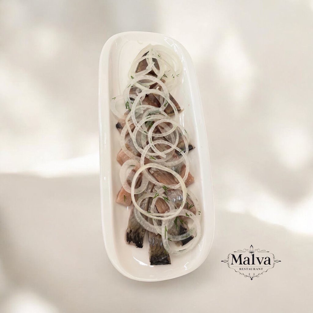 Оселедець з маринованою цибулею