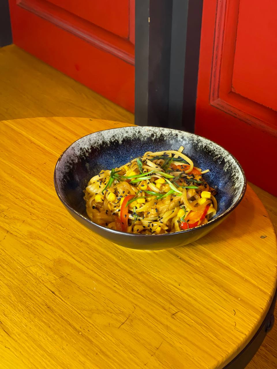 Локшина в жовтому карі з куркою (400г)