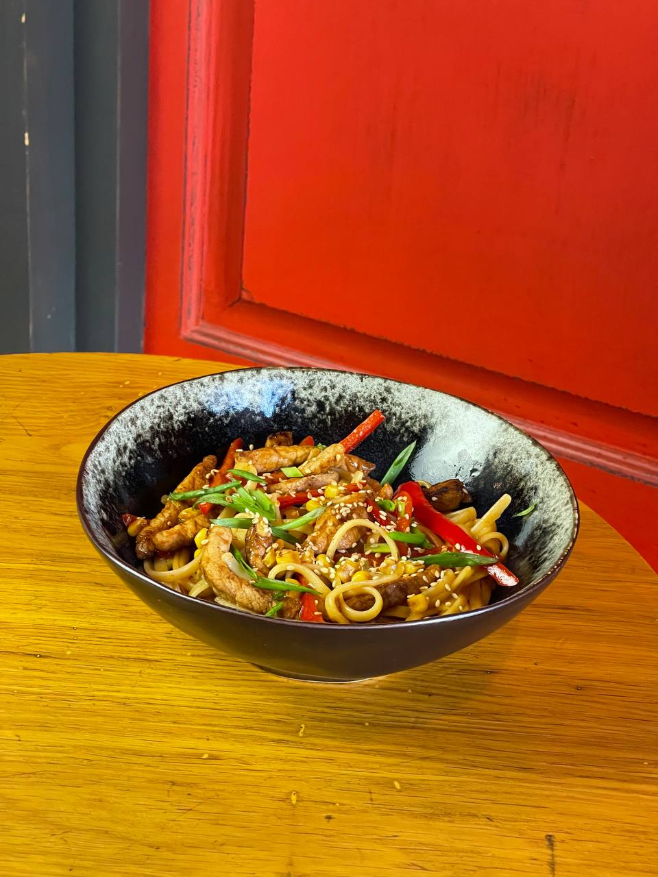 Локшина WOK з телятиною в кисло-солодкому соусі (350г)