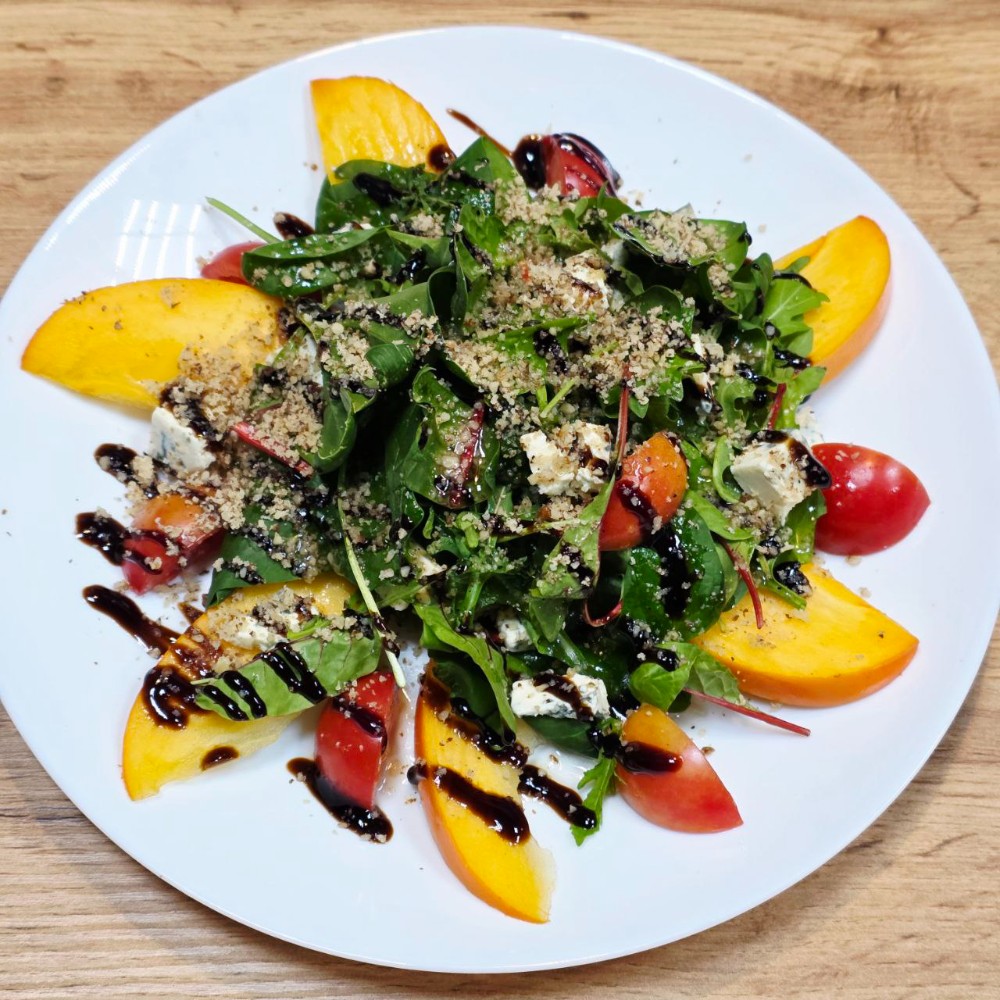 Салат з хурмою та сиром Дор-блю