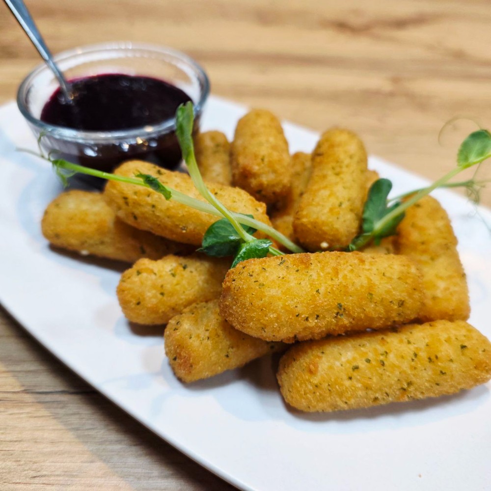 Сирні палички малюки з ягідним соусом