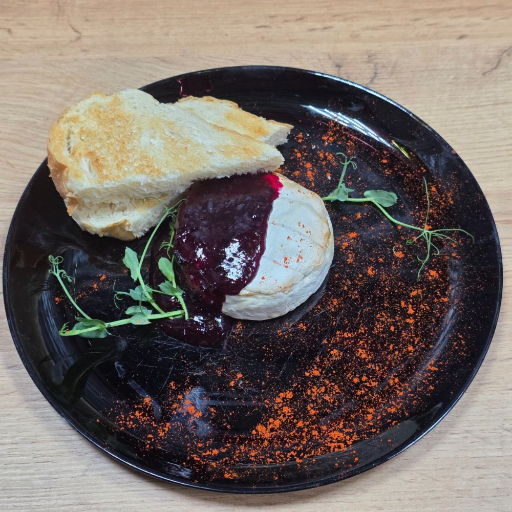 Смажений камамбер з ягідним соусом