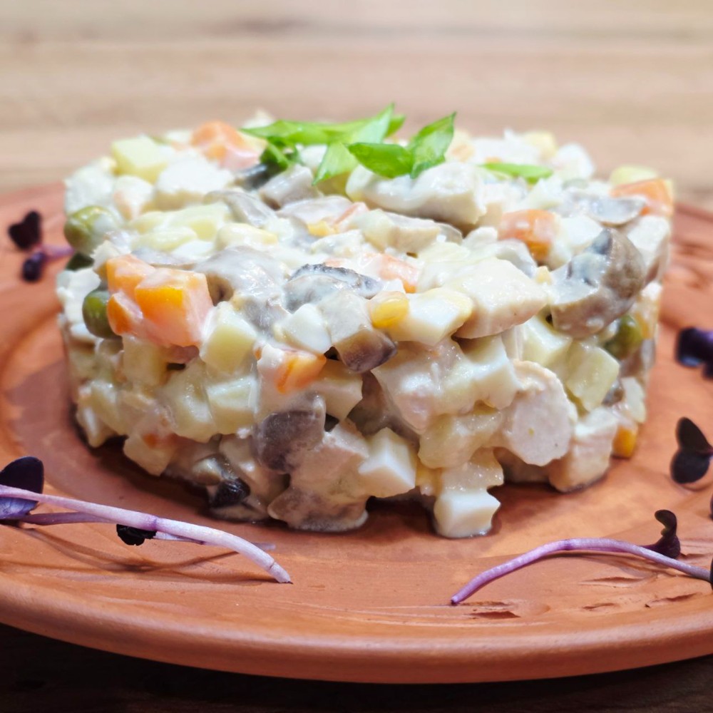 Олів'є з куркою та маринованими печерицями
