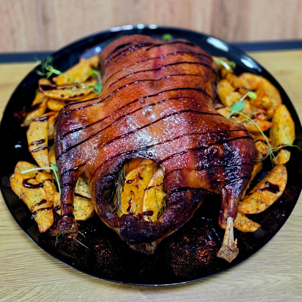 Качка запечена з апельсинами в гранатовому соусі з картоплею по-креольски