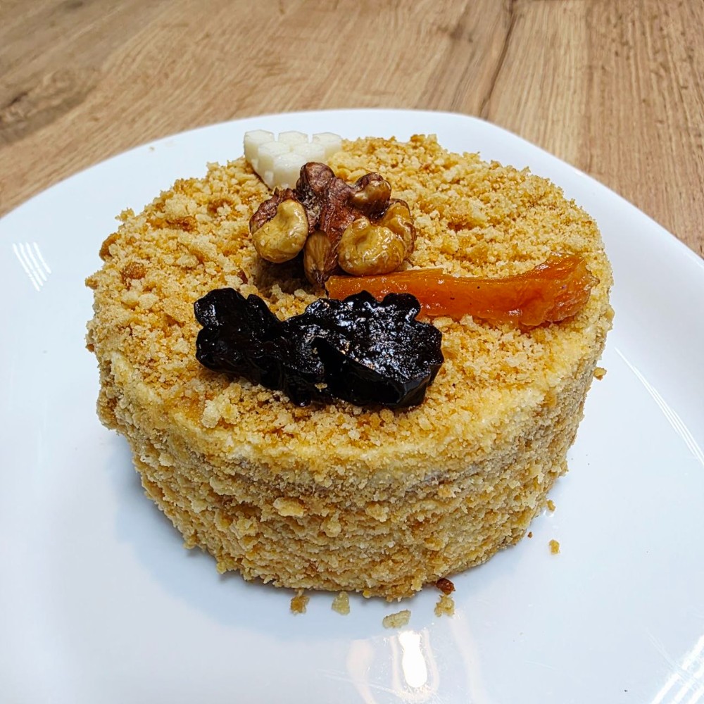 Тістечко Медовик з курагою та чорнисливом