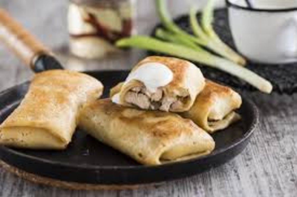 Млинці з копченою куркою, сулугуні та томатами