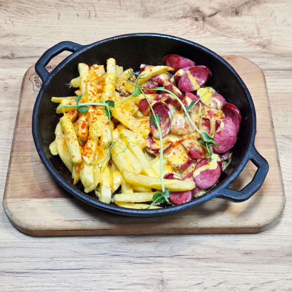 Картопля Фрі з Баварскими ковбасками під сирним соусом