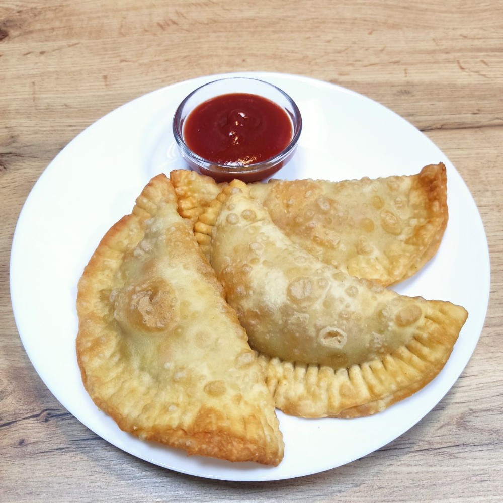 АКЦІЯ Чебуреки з куркою, томатами та сиром+ Пиво Альтбір Чех Пілснер 0,5л