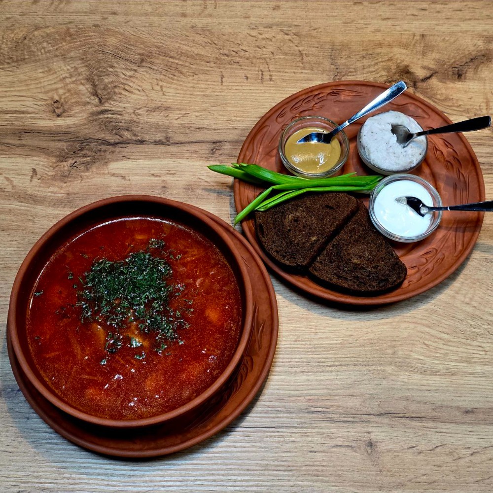 Український борщ з телятиною, сметаною, гірчицею та салом