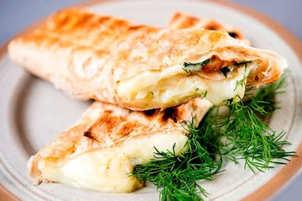 Лаваш з сиром та шинкою